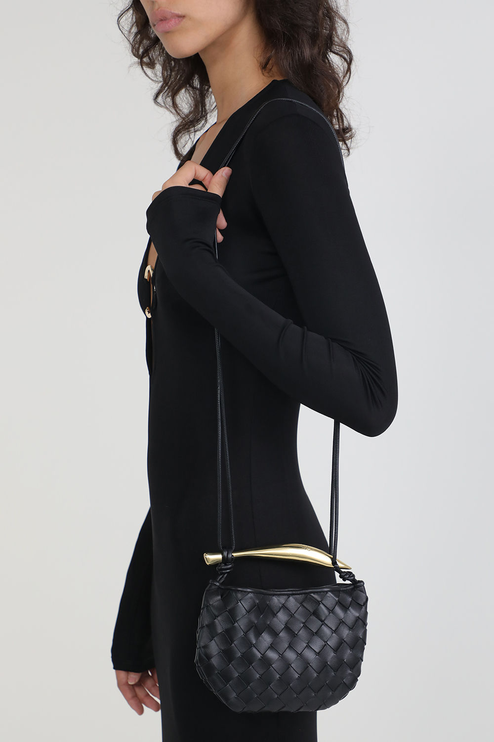 תמונת כל הלוק של תיק קלוע עם ידית זהובה